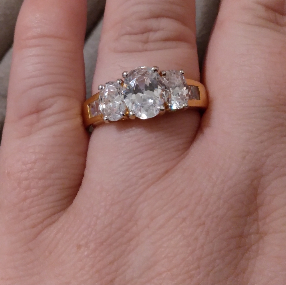 Ring yellow goldtone‎ 3 big cubic zircon and Baguettes on sides side 10